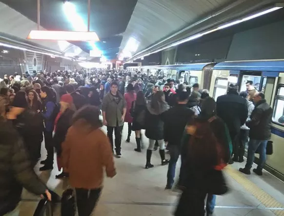 Вижте какви тълпи хора се образуваха след аварията на метрото (СНИМКИ)