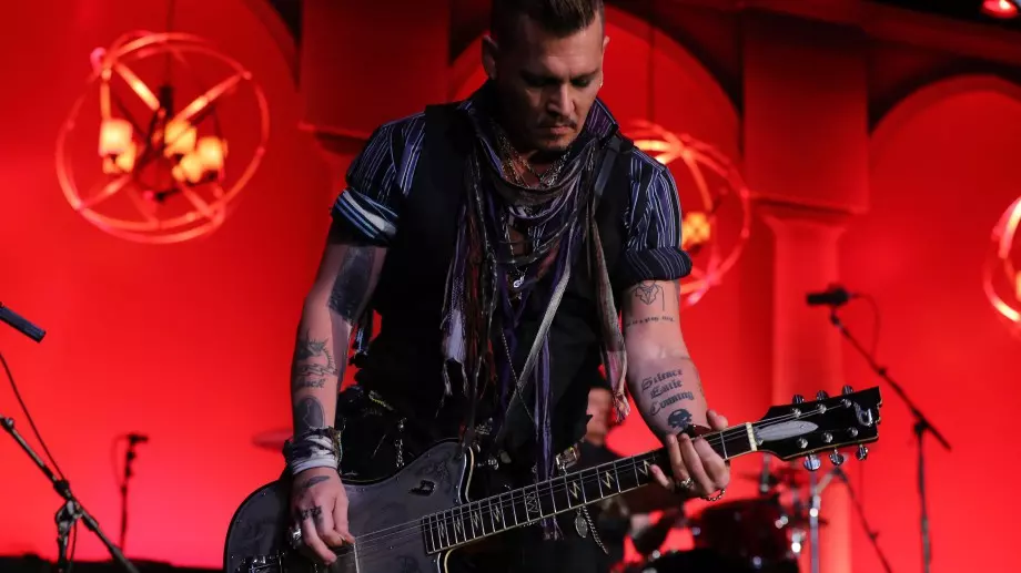  Джони Деп изненадващо свири на концерт в Англия (ВИДЕО)