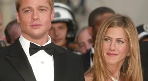 Пит и Анистън си пишат често