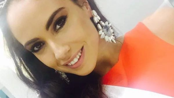 Представителката ни на "Мис Вселена" подари роклята си на бедно филипинско момиче