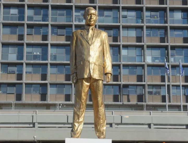 В Тел Авив се появи златна статуя на Нетаняху, но народът я събори (Видео)