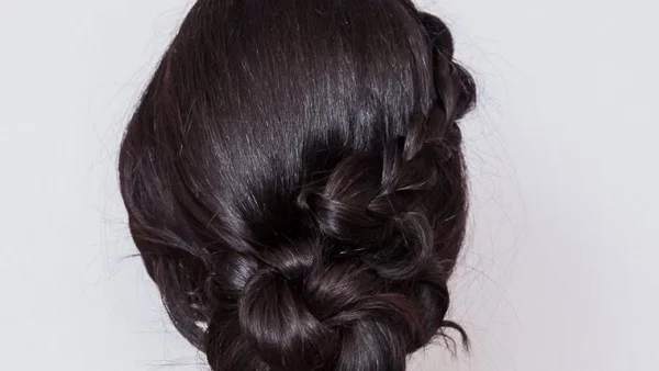 Лесна парти прическа