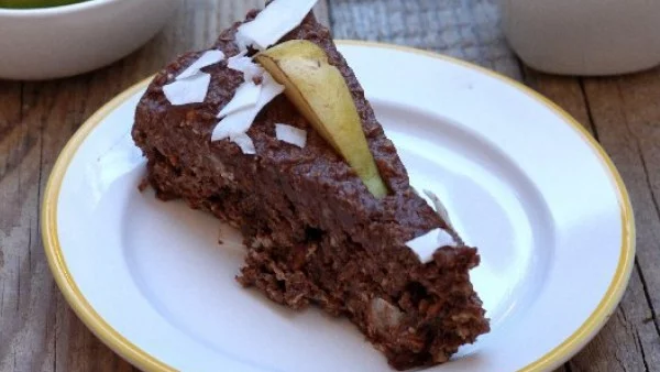 Сурова шоколадова торта с круши