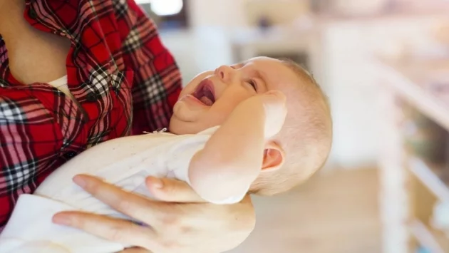 Бебетата плачат на различни езици