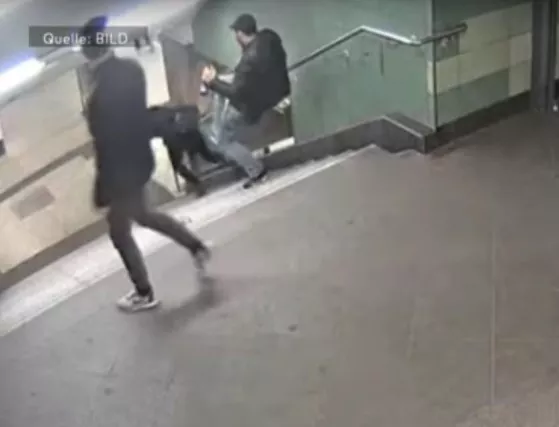 Мигрант рита брутално германка по стълбите на берлинското метро (Видео)