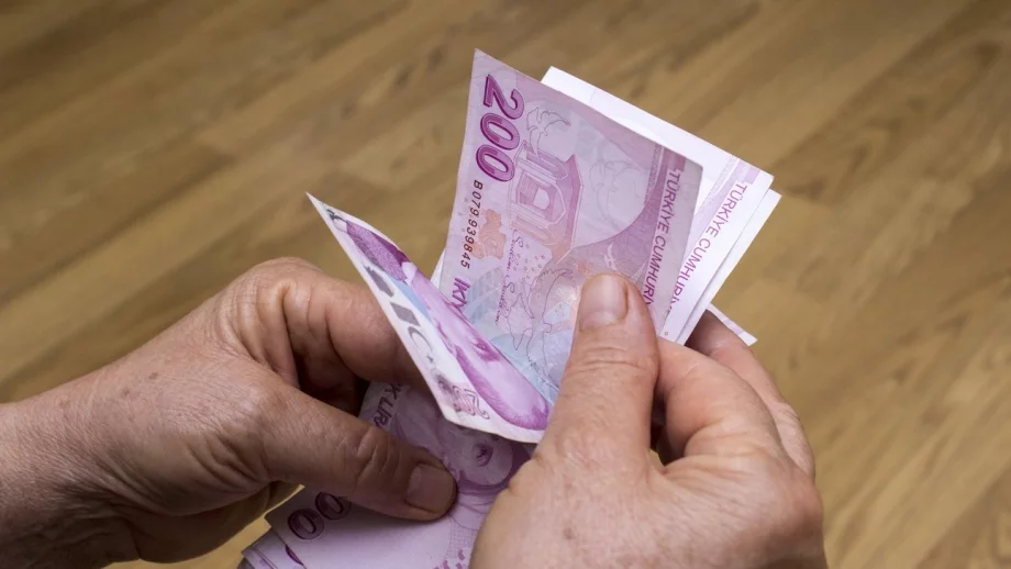Турция не успя да спре опасния срив на лирата