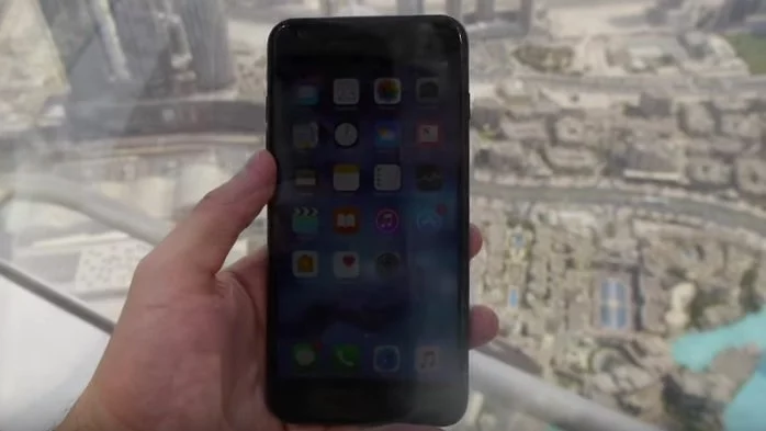 Това се случва, когато хвърлиш iPhone от най-високата сграда в света (Видео)