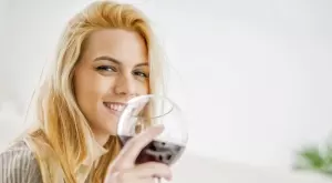 Антиоксидантът ресвератрол в червеното вино предотвратява появата на рак като