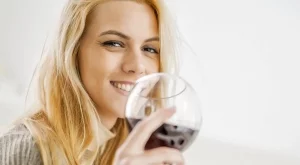 Без петна по зъбите след червено вино