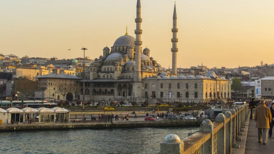 Минималната заплата в Турция се е сринала с 45%