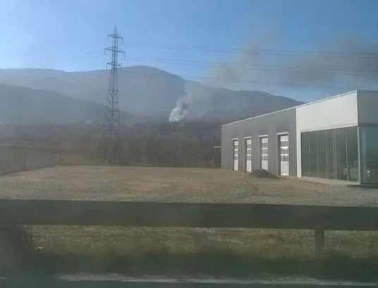 Пламнаха гората над Бачково и вила край Асеновград