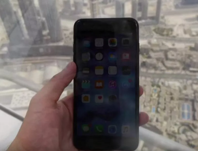 Вижте какво се случва, когато хвърлиш iPhone от най-високата сграда в света (ВИДЕО)