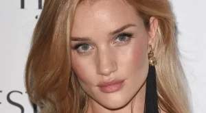 Роузи Хънтингтън-Уайтли: Правя си по 100 селфита 