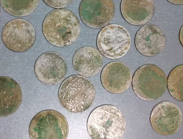 Стари монети с неизвестен произход задържаха на МП "Връшка чука" (СНИМКА)