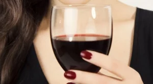 Диетата, която ви позволява да ядете торта и да пиете вино