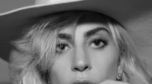 Лейди Гага с песен за сестра си