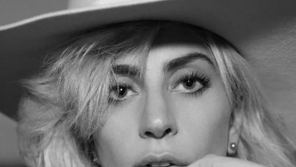 Лейди Гага с песен за сестра си