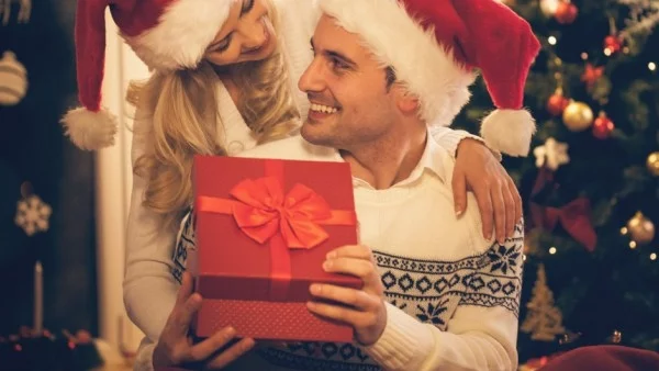Коледен подарък според етапа на връзката ви