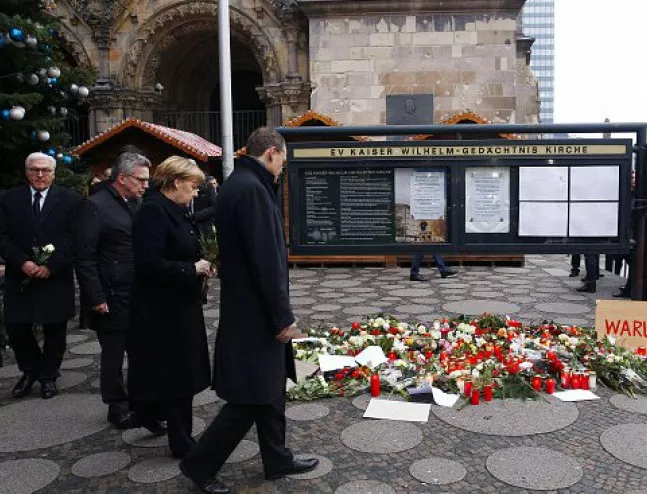 Меркел посети мястото на атентата в Берлин