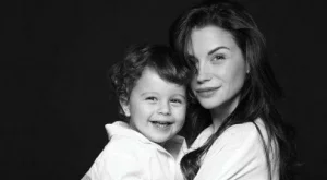 Диляна и синът й рисуват пешеходни пътеки  