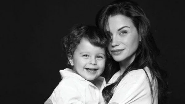 Диляна и синът й рисуват пешеходни пътеки  