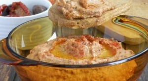 Пастет от червена леща със сушени домати и маслини