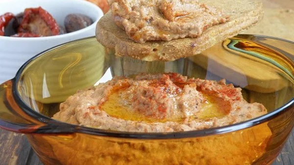 Пастет от червена леща със сушени домати и маслини