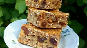 Ябълков щрудел с овесени ядки и стафиди