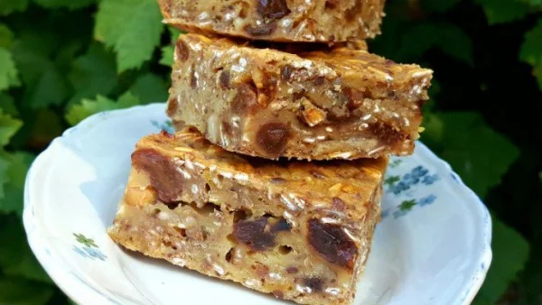 Ябълков щрудел с овесени ядки и стафиди