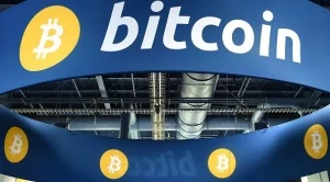 Биткойн започна силно официалното си представяне на борсата