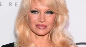 Памела Андерсън: Обичам Асандж