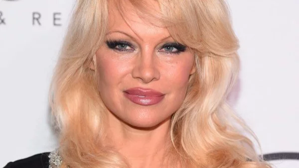 Памела Андерсън: Обичам Асандж