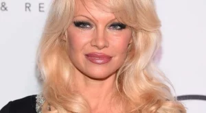 Синът на Памела Андерсън е станал истински красавец (снимки)