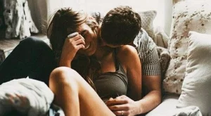 Невероятното нещо, което се случва, когато Той прегърне Нея 