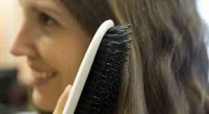 Първата смарт четка за коса (видео)