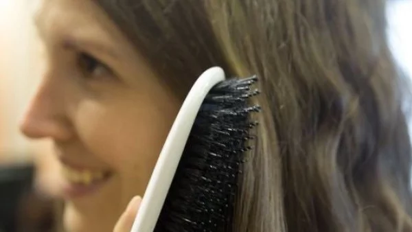Първата смарт четка за коса (видео)