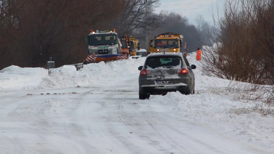1600 машини обработват пътищата в районите със снеговалеж