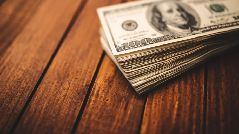 Коментарите на представители на Фед ограничиха поевтиняването на долара