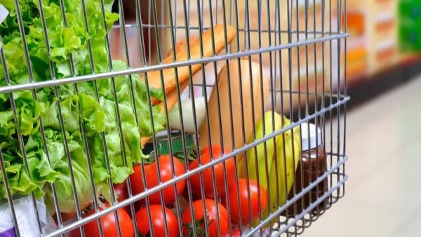 "Избери, Купи, Дари“ на Holiday Heroes и за Великден 2017