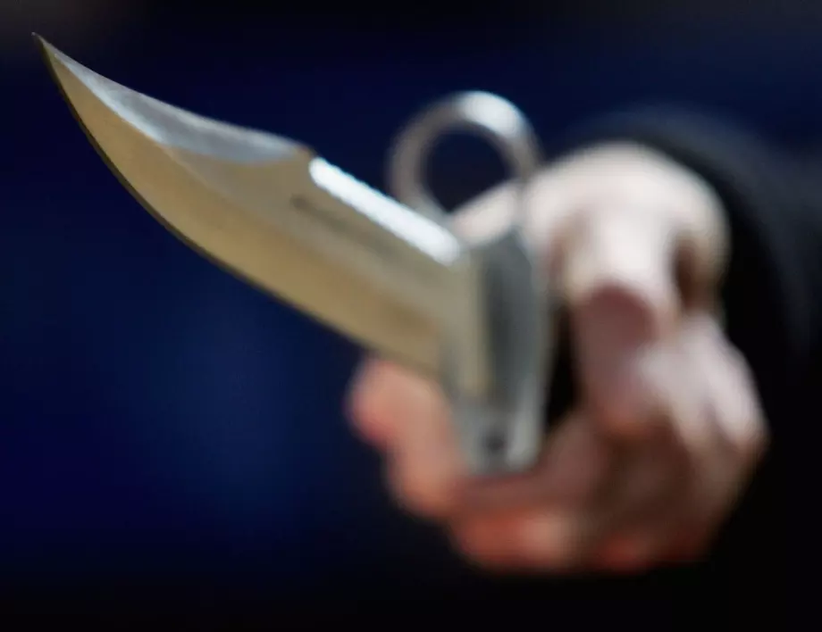 В Кан ранен френски полицай наръган с нож от ислямист 