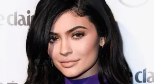 Кайли Дженър със странен израстък на крака