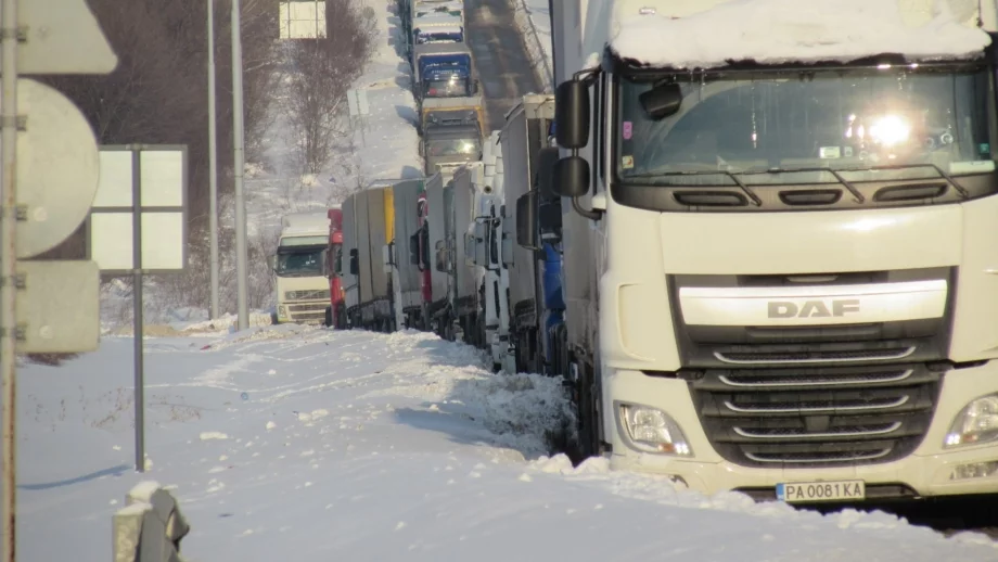 Превозвачи губят по милион на ден заради снега 