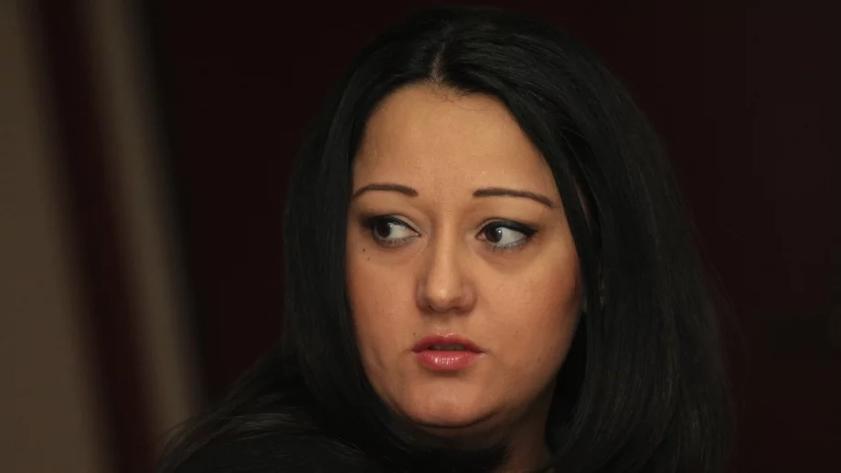 Павлова заплаши с тежки санкции снегопочистващите фирми, ако пестят от сол