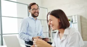 Виц за деня: Полицай спира кола, карана от бабичка