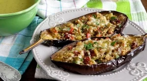 Пълнени, печени патладжани с киноа и зеленчуци