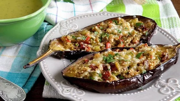 Пълнени, печени патладжани с киноа и зеленчуци