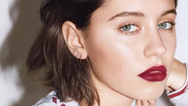 Дъщерята на Джъд Лоу рекламира Burberry