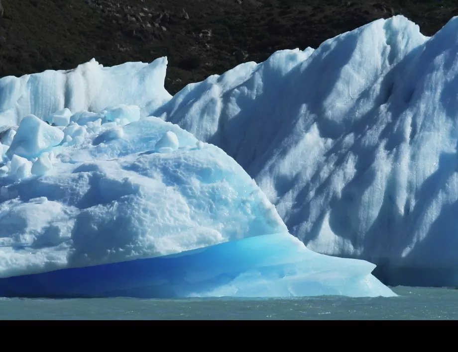 Гигантски айсберг се отчупи в Антарктида (ВИДЕО)