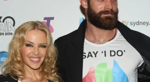 Кайли Миноуг ще смени фамилията