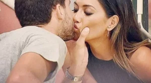 Никол глези Гришо (снимка)